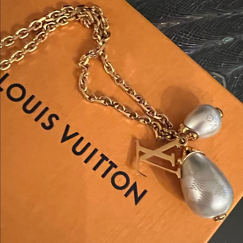 Louis Vuitton Gold-Tone Chain Necklace with Pearl Drop Charms - Picture 4 of 16